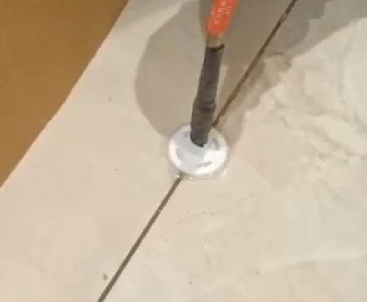 华宁瓷砖空鼓维修公司专业解答瓷砖在铺贴过程中，如果没有涂抹均匀到位的粘结材料（如水泥砂浆或瓷砖胶），可能会导致以下问题