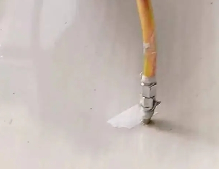 华宁瓷砖空鼓维修公司专业解答在瓷砖铺贴过程中，如果使用的砂料过粗（如全部使用了粗砂），可能会导致以下问题